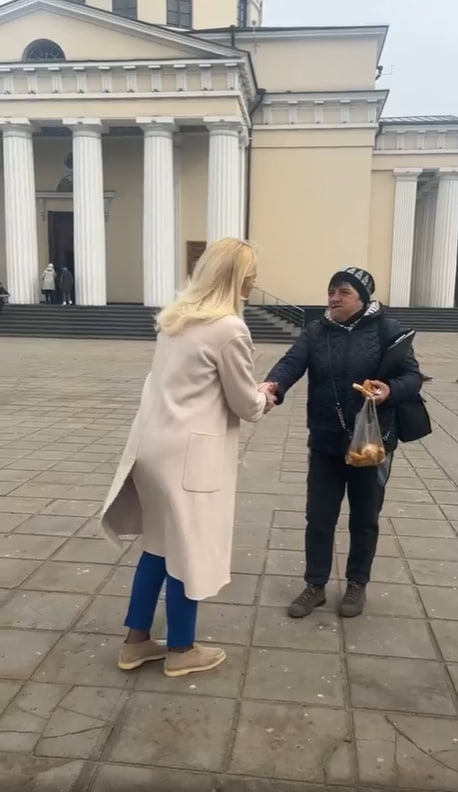 Марина Таубер прервала прямой эфир, чтобы выслушать пожилую женщину
